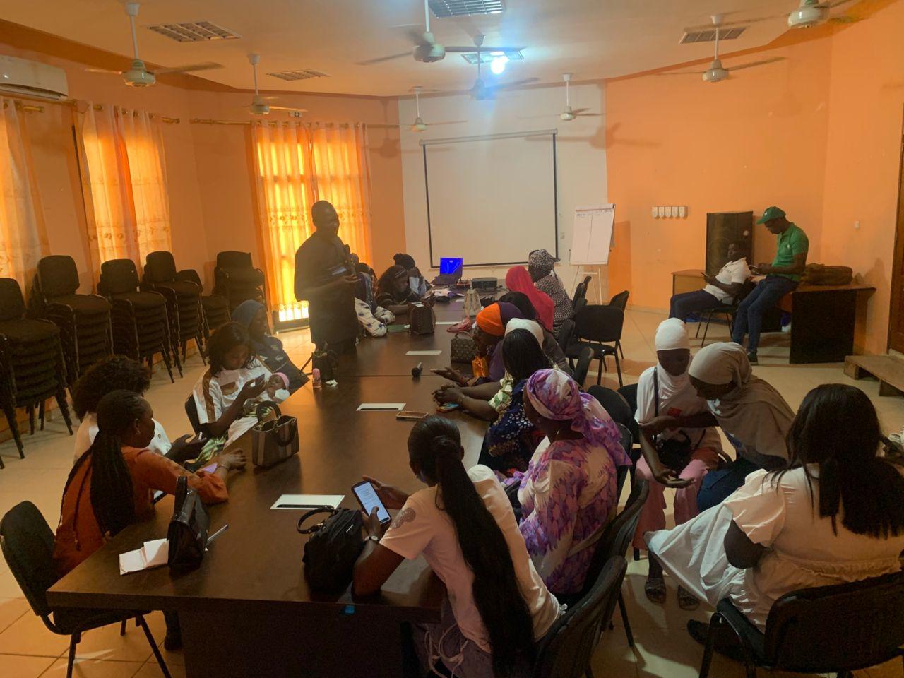 Atelier EJOM avec des femmes et jeunes au Sénégal