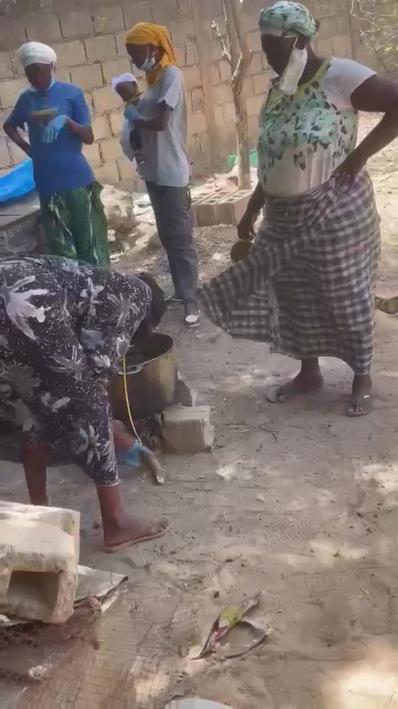 Femmes du quartier Kaffrine 2 Nord en train de fabriquer ensemble du savon en plein air, 20 mai 2026