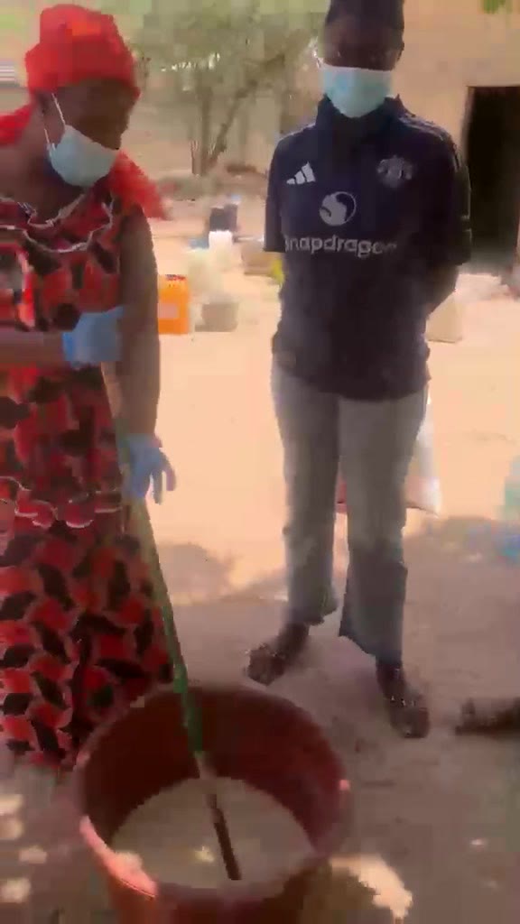 Mélange de la préparation de savon dans un récipient, sous l'œil d'une animatrice — formation EJOM, Kaffrine 2 Nord