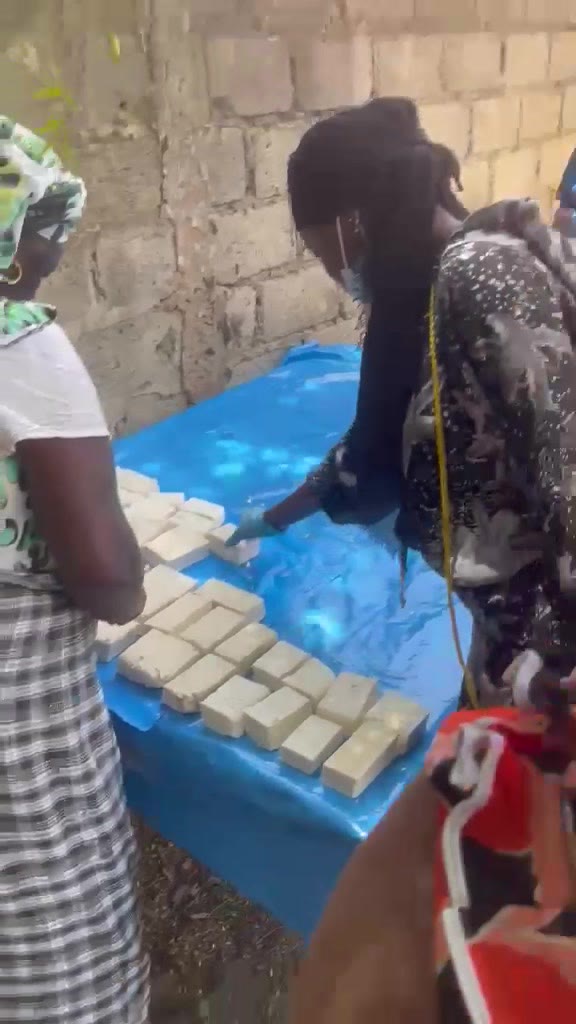 Pains de savon fabriqués pendant la formation, alignés sur la bâche — Kaffrine 2 Nord, mai 2026
